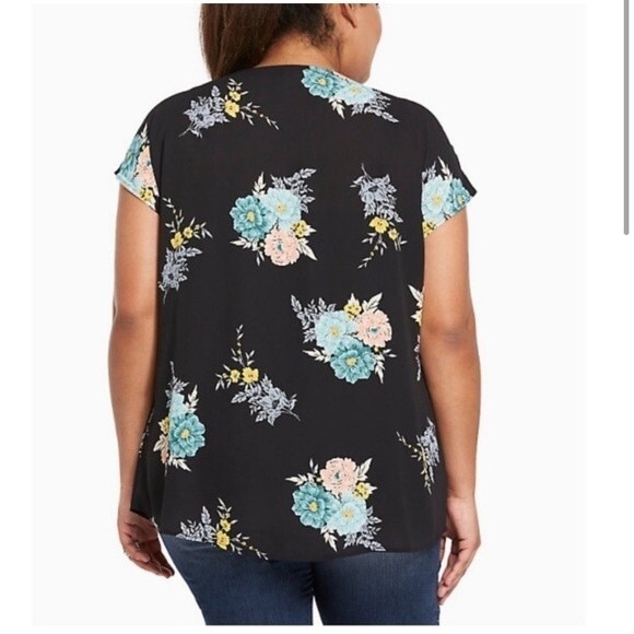 Torrid Black Floral Short Sleeve Button Down Blouse‎ 4X - Picture 2 of 5